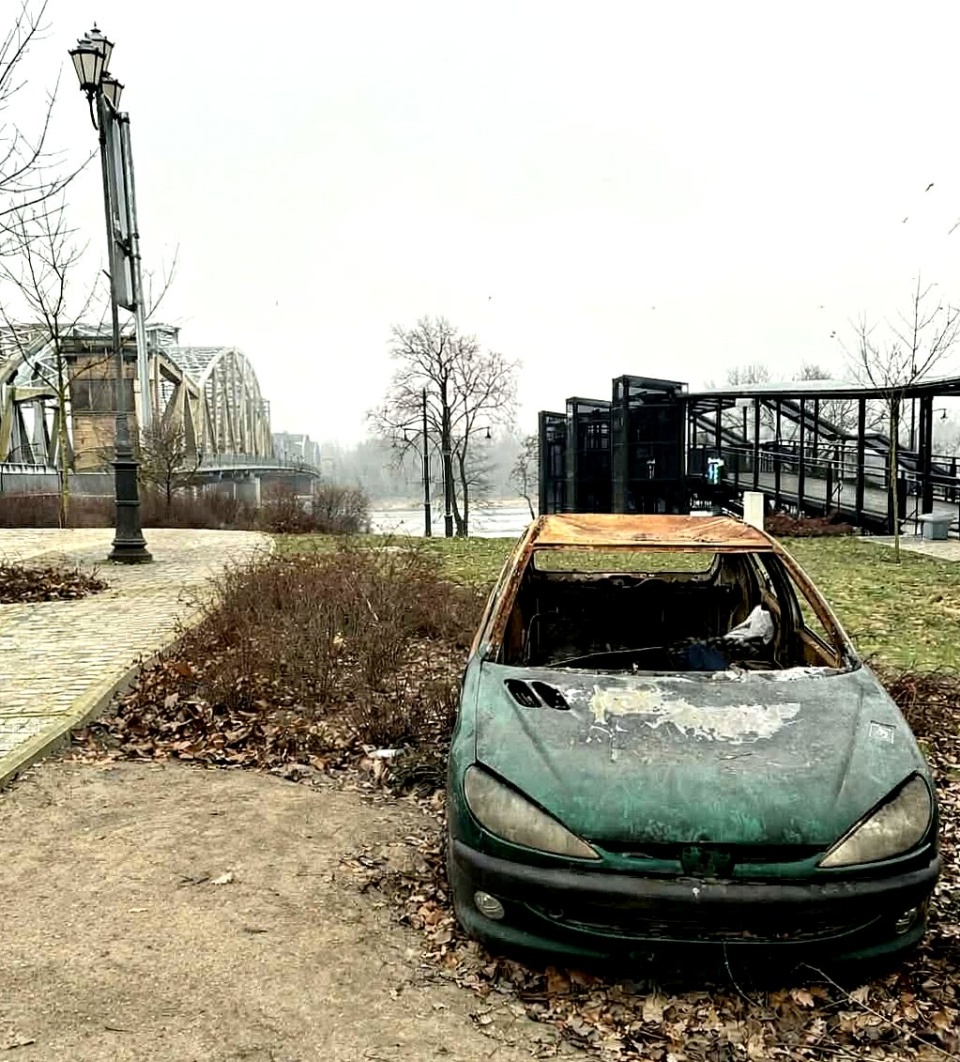 Porzucone auta stoją w różnych punktach miasta miesiącami. Fot. nadesłane