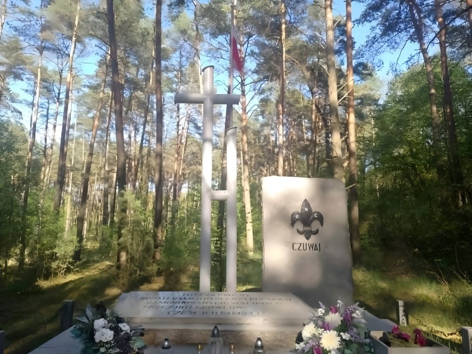 Społecznicy chcą przywrócić harcerski krzyż na mogile w Olku koło Torunia, gdzie znajdują się prochy zamordowanych przez Niemców harcerzy/fot. Michał Zaręba