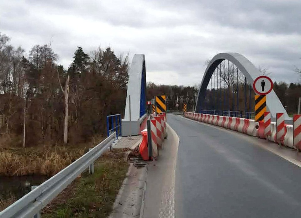 Droga Wojewódzka nr 254 ma nową nawierzchnię, ale szereg ograniczeń prędkości. Fot. nadesłane
