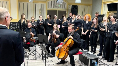Wykonawcy koncertu pieśni pasyjnych pt. „Wokół Ukrzyżowanego”. Fot. Izabela Langner/arch. PR PiK
