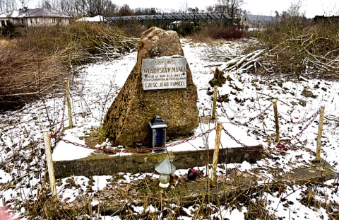 Zabiła go odwaga, pogrzebało kłamstwo. Tajemnica napisu - Zginął za PRL