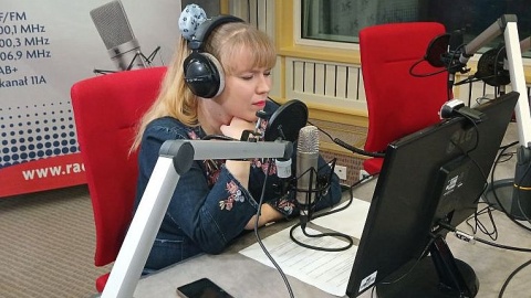 Dorota Demidowicz w trakcie sesji studyjnej do audiodokumentu pt. „Tu się nie płacze” w studiu Polskiego Radia PiK. Fot. PR PiK