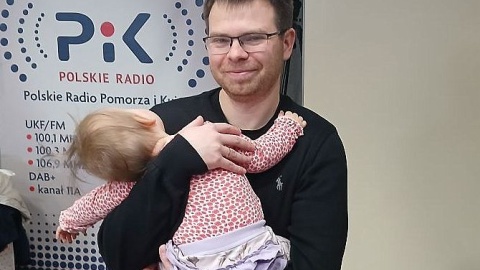 Dla Kamila Bzdziana, Doroty Demidowicz i ich córeczki Agatki, sesja nagraniowa do audiodokumentu pt. „Tu się nie płacze” w studiu Polskiego Radia PiK, okazała się bardzo rodzinna. Fot. PR PiK