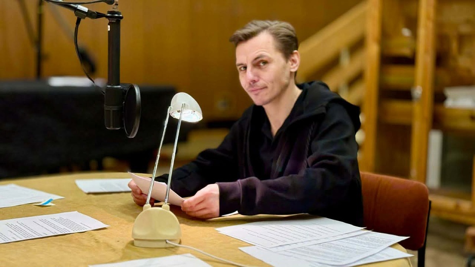 Przemysław Wyszyński w trakcie nagrań do audiodokumentu pt. „Tu się nie płacze” w Teatrze Polskiego Radia