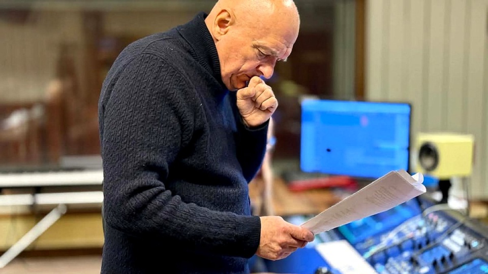 Reżyser słuchowiska Waldemar Modestowicz w trakcie nagrań do audiodokumentu pt. „Tu się nie płacze” w Teatrze Polskiego Radia