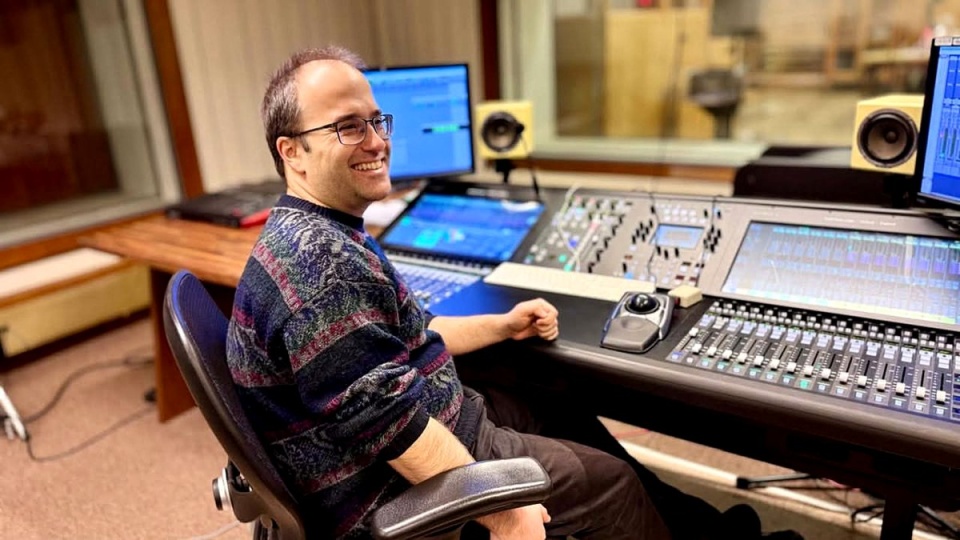 Reżyser dźwięku Maciej Kubera w trakcie nagrań do audiodokumentu pt. „Tu się nie płacze” w Teatrze Polskiego Radia