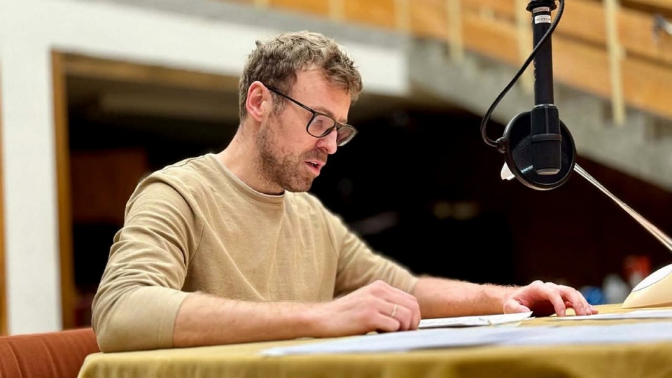 Mateusz Rusin w trakcie nagrań do audiodokumentu pt. „Tu się nie płacze” w Teatrze Polskiego Radia