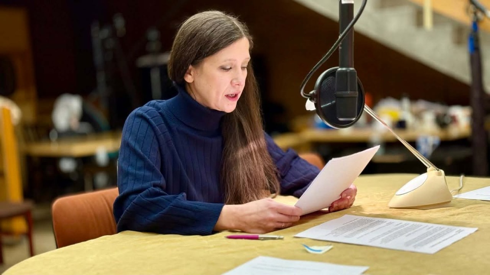 Anna Grycewicz w trakcie nagrań do audiodokumentu pt. „Tu się nie płacze” w Teatrze Polskiego Radia