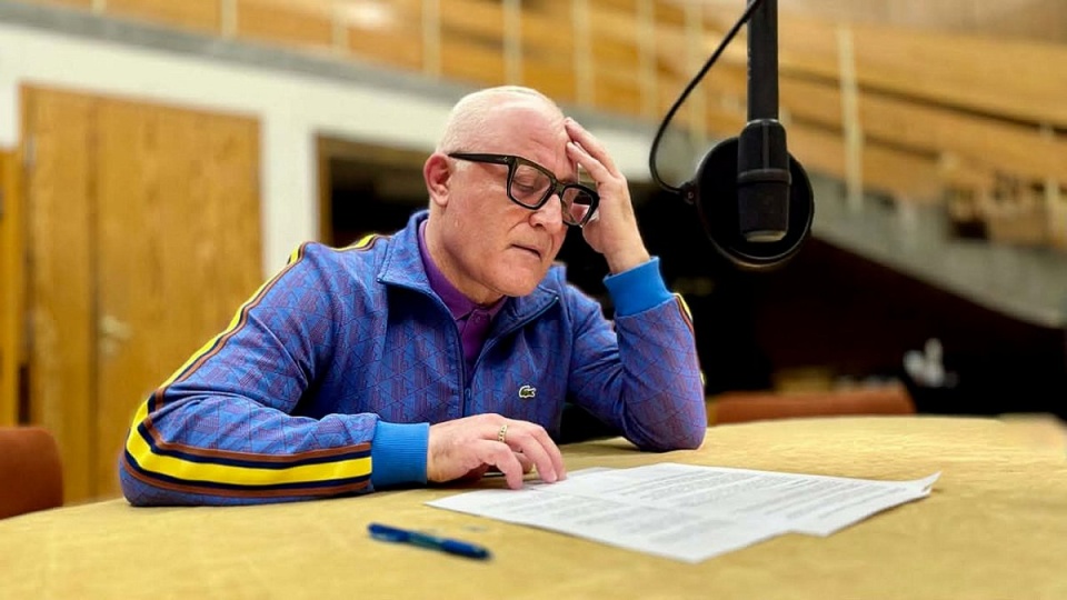 Przemysław Bluszcz, odtwórca głównej roli męskiej, w trakcie nagrań do audiodokumentu pt. „Tu się nie płacze” w Teatrze Polskiego Radia