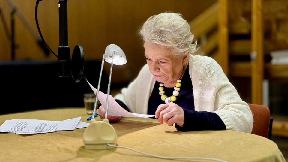 Anna Seniuk, odtwórczyni głównej roli żeńskiej, w trakcie nagrań do audiodokumentu pt. „Tu się nie płacze” w Teatrze Polskiego Radia