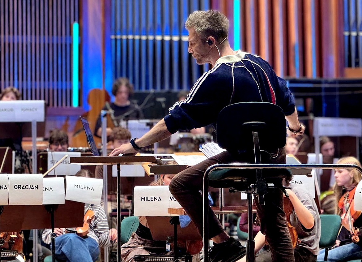  Adam Sztaba podczas pracy z Młodzieżową Orkiestrą Filharmonii Pomorskiej. Fot. Magda Jasińska/PR PiK