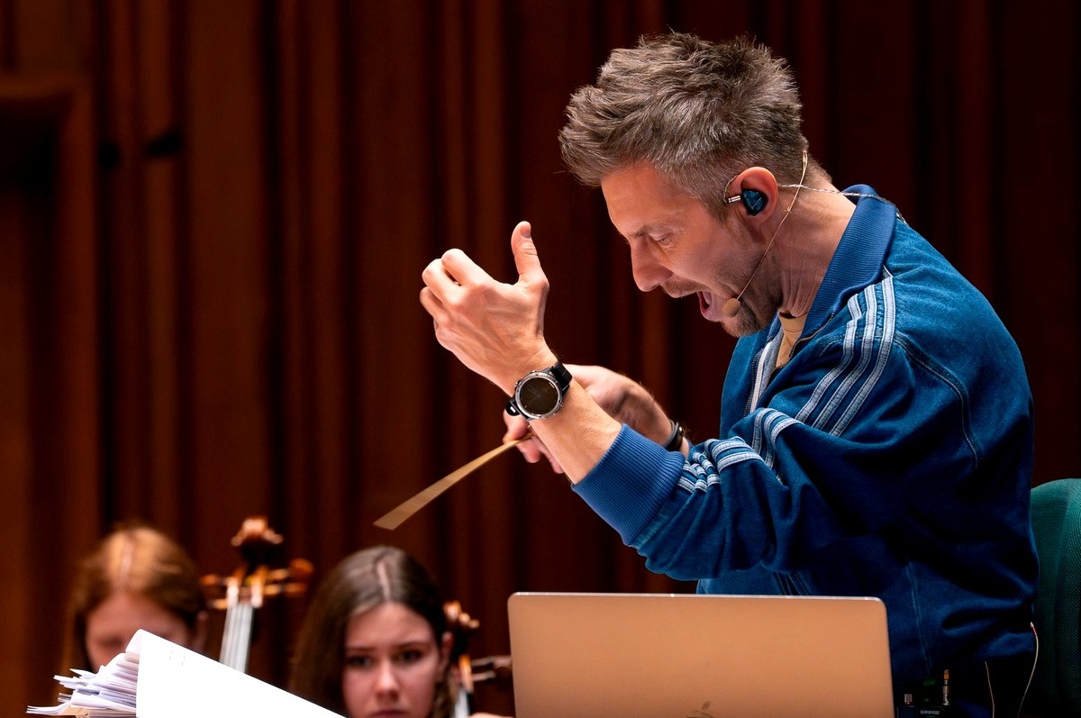 Adam Sztaba podczas pracy z Młodzieżową Orkiestrą Filharmonii Pomorskiej. Fot. facebook.com/filharmoniapomorska/M.Kledzik