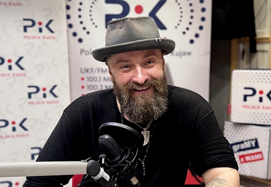 Łukasz Drapała w studiu Polskiego Radia PiK. Fot. Magda Jasińska/PR PiK