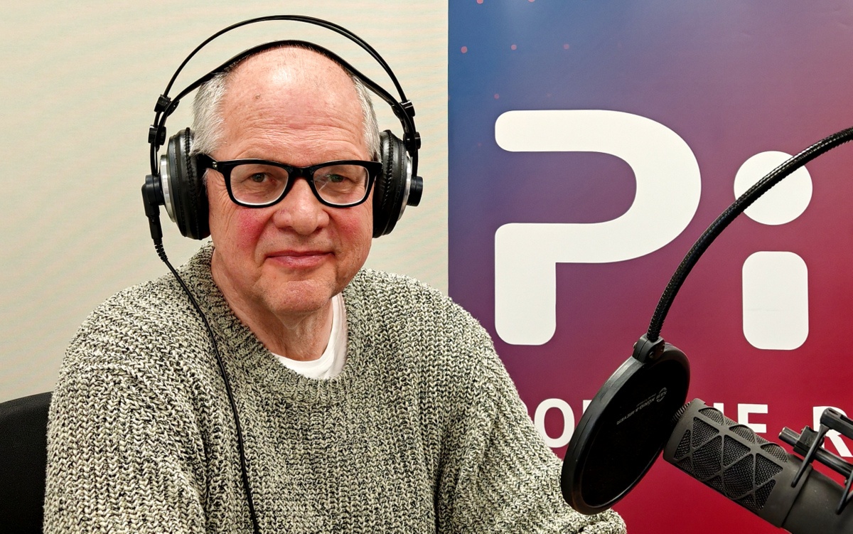 Mariusz Lubomski w toruńskim studiu Polskiego Radia PiK. Fot. Zdzisław Nawrat/PR PiK