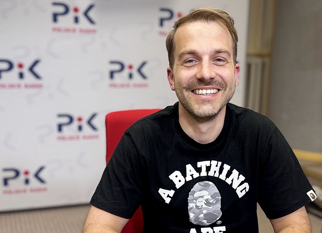 Adam Kośmieja w studiu Polskiego Radia PiK. Fot. Magda Jasińska/PR PiK