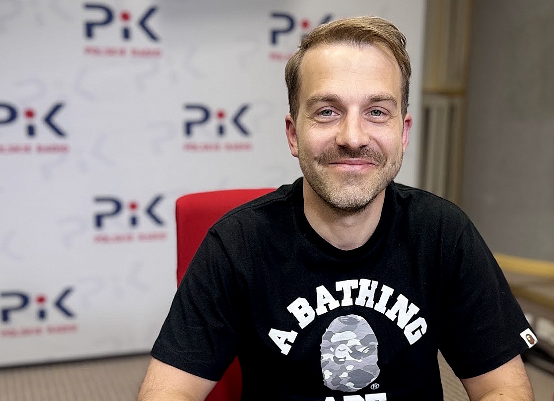 Adam Kośmieja w studiu Polskiego Radia PiK. Fot. Magda Jasińska/PR PiK