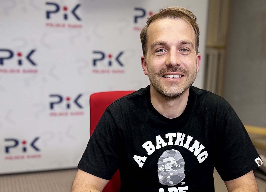 Adam Kośmieja w studiu Polskiego Radia PiK. Fot. Magda Jasińska/PR PiK