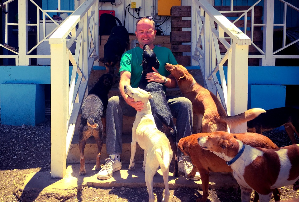 Krzysztof Herdzin ze swoimi podopiecznymi na Jamajce. Fot. zbiory prywatne