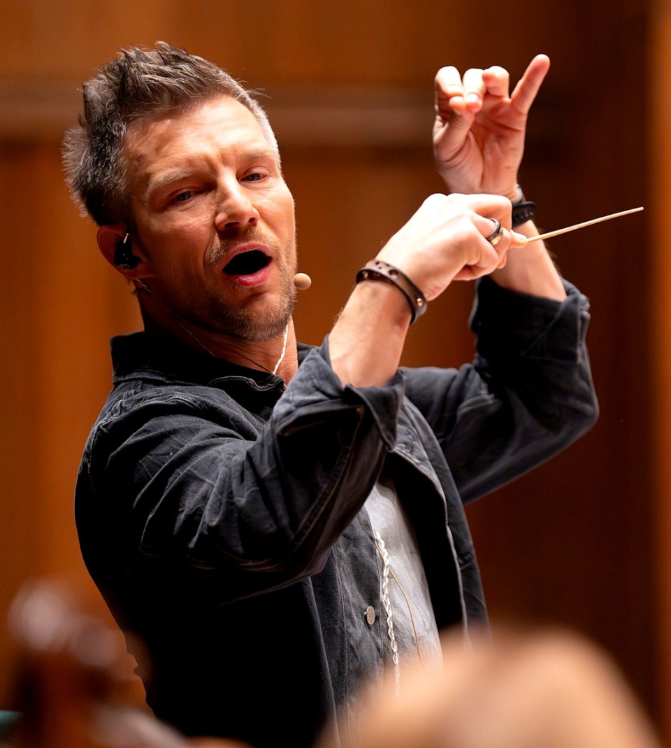 Adam Sztaba podczas pracy z Młodzieżową Orkiestrą Filharmonii Pomorskiej. Fot. facebook.com/filharmoniapomorska/M.Kledzik