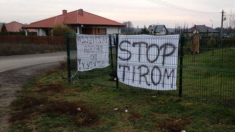 Mieszkańcy Lubicza Dolnego pod Toruniem nie chcą, by przez wieś jeździły ciężarówki. Fot. Adriana Andrzejewska