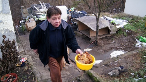 Bohaterka reportażu żyje z tego, co znajdzie przed marketami. Fot. Henryk Żyłkowski