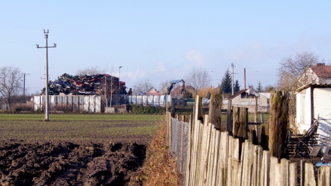 W sąsiedztwie domów jednorodzinnych w Grodztwie niedaleko Kruszwicy, otwarto skup złomu. Fot. Henryk Żyłkowski