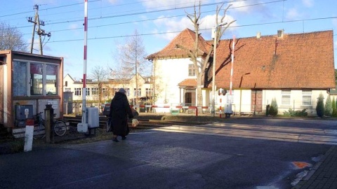 Mieszkańcy Cierpic pod Toruniem protestują przeciwko likwidacji dróżnika na przejeździe kolejowym blisko szkoły. Fot. Adriana Andrzejewska