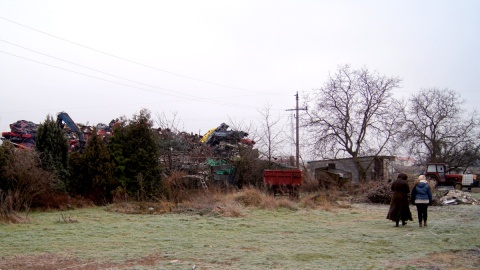 W Grodztwie niedaleko Kruszwicy, w sąsiedztwie domów jednorodzinnych otwarto skup złomu. Fot. Henryk Żyłkowski