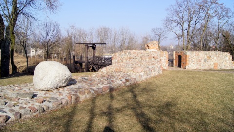 W Kruszwicy zrekonstruowano most nad dawną fosą wokół zamku, dlaczego tylko do połowy? Fot. Henryk Żyłkowski