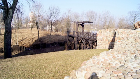 W Kruszwicy zrekonstruowano most nad dawną fosą wokół zamku, dlaczego tylko do połowy? Fot. Henryk Żyłkowski
