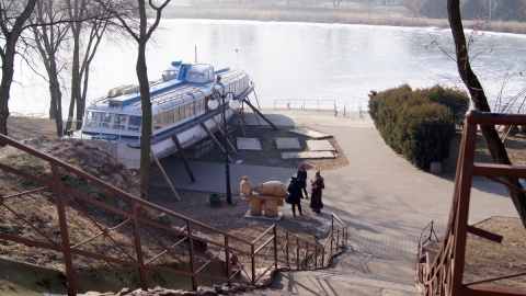 W Kruszwicy zrekonstruowano most nad dawną fosą wokół zamku, dlaczego tylko do połowy? Fot. Henryk Żyłkowski