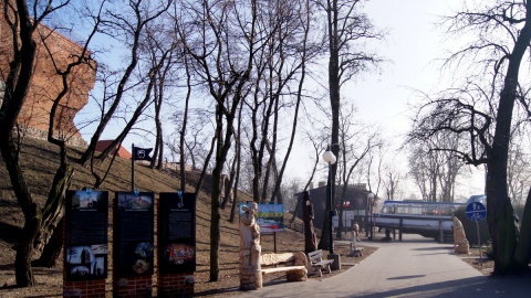 W Kruszwicy zrekonstruowano most nad dawną fosą wokół zamku, dlaczego tylko do połowy? Fot. Henryk Żyłkowski