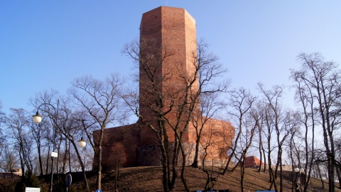 W Kruszwicy zrekonstruowano most nad dawną fosą wokół zamku, dlaczego tylko do połowy? Fot. Henryk Żyłkowski