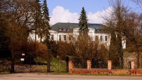 Kiedyś piękna i znana siedziba rodu Bnińskich w Samostrzelu, odwiedzana przez artystów i polityków, od wielu lat niszczeje. Fot. Henryk Żyłkowski