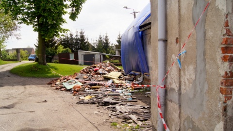 Po wybuchu butli z gazem w Sikorzu niedaleko Sępólna Krajeńskiego. Fot. Henryk Żyłkowski