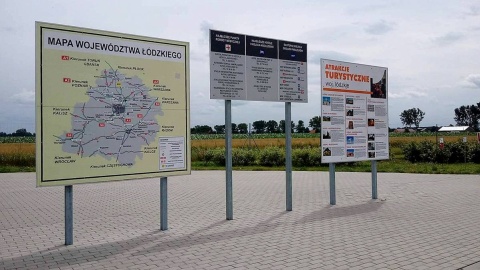 Z tablic informacyjnych przy autostradzie wynika, że Toruń i Ciechocinek są atrakcjami województwa... łódzkiego. Fot. Adriana Andrzejewska