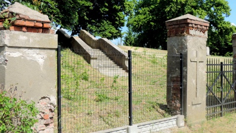 Ksiądz proboszcz sprzedał stary katolicki cmentarz w Dziewierzewie wraz z plebanią. Fot. Lech Przybyliński