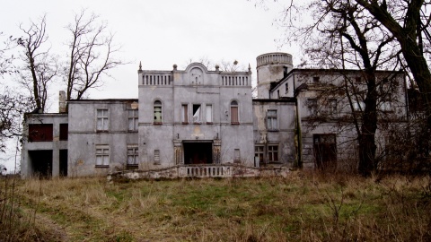 Zabytkowy pałac w Leszczach od lat stoi zrujnowany. Fot. Henryk Żyłkowski