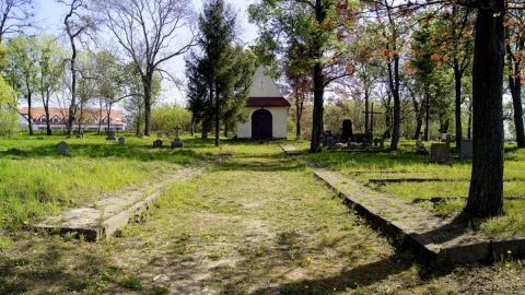 Ktoś zniszczył pomnik poświęcony ofiarom pożaru w szpitalu w Górnej Grupie. Fot. Henryk Żyłkowski