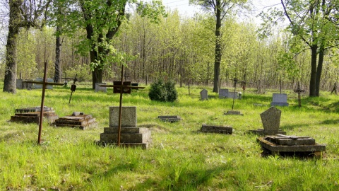 Ktoś zniszczył pomnik poświęcony ofiarom pożaru w szpitalu w Górnej Grupie. Fot. Henryk Żyłkowski