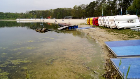 Z roku na rok obniża się lustro wody w Jeziorze Ostrowskim. Fot. Henryk Żyłkowski