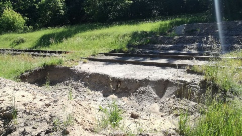 Zlikwidowanie przejazdu kolejowego w Szczepicach, to wielki problem dla okolicznych rolników. Fot. nadesłane