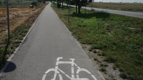 Droga rowerowa między Pakościa a Barcinem kończy się w... polu. (Foto: Michał Słobodzian)