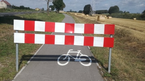 Droga rowerowa między Pakościa a Barcinem kończy się w... polu. (Foto: Michał Słobodzian)