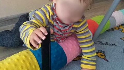W trakcie spotkania z żołnierzem dzieci w żłobku dostały do zabawy plastikową broń. Fot. Nadesłane