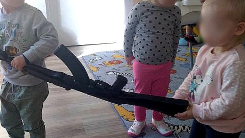 W trakcie spotkania z żołnierzem dzieci w żłobku dostały do zabawy plastikową broń. Fot. Nadesłane