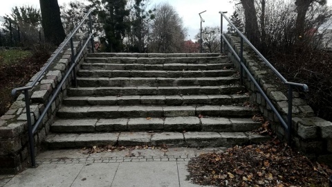 Zorganizowano podjazd, zatem łatwiej podjechać... pod schody? Fot. Michał Zaręba
