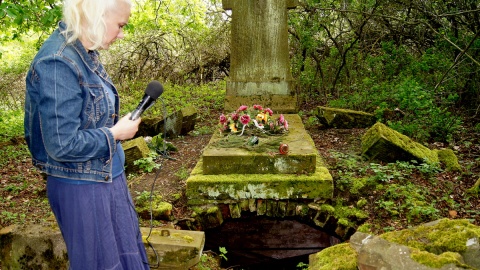 Zdewastowany grobowiec na cmentarzu Łempickich w Płonnie. Fot. Henryk Żyłkowski