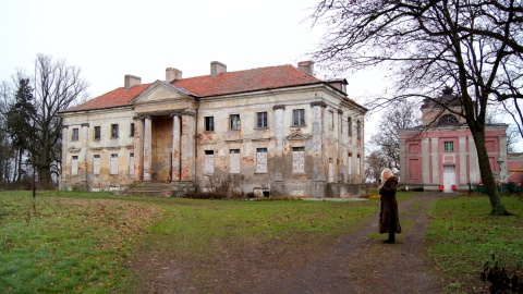 Pałac, który przetrwał wiele lat - w tym i wojnę - w stanie nienaruszonym, obecnie chyli się ku upadkowi. Fot. Henryk Żyłkowski