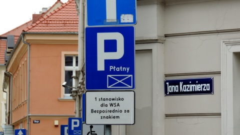 Odkąd na ulicy Pod blankami w Bydgoszczy pojawił się prywatny wielopoziomowy parking, miasto znacznie ograniczyło strefę płatnego parkowania. Fot. Lech Przybyliński